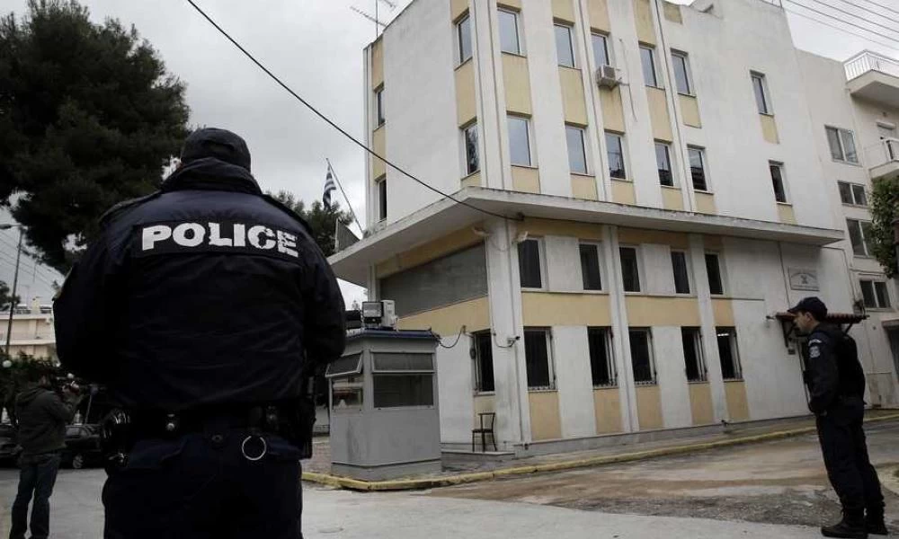 Ηράκλειο: «Γιατρός» μπήκε στο αστυνομικό μέγαρο χωρίς μάσκα